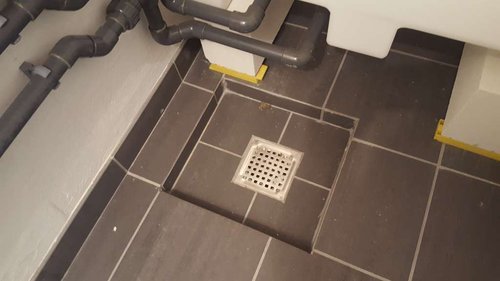 Da jeg fik skiftet kloakken, fik jeg lavet en sump ved gulvristen. Så kan jeg hælde en spand vand ud, uden der løber vand ud over hele gulvet.