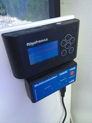 Aquatronica computer og Tunze Multicontroller 7096 - Multicontrolleren er dog ikke i brug nu grundet køb af Maxspect Gyre XF 150