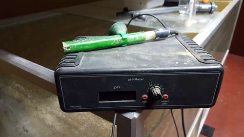 Ph måler. Den stammer fra Kbh saltvandscenter på Folehaven. Det var en ud af tre. De andre var vist temp og osmolator. Jeg har ikke de andre mere. Det var sidste skrig dengang. Forløberen for akvariecomputeren.