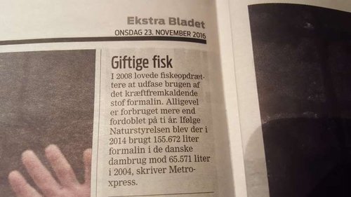 Både Formalin og Malakitgrønt er farligt for mennesker og findes i fisk fra dambrug, der har været<br />behandlet med stofferne. Stofferne er forbudt at anvende i Dambrug i 1990.