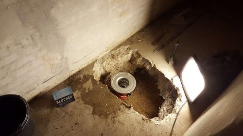 Gulvafløbet efter kloakmanden har udbedret skaden.