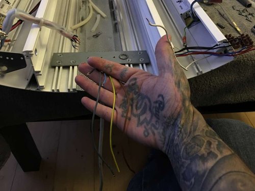 5 leder inkl. jord til T5'erne i stedet for de to separate kabler der var før!