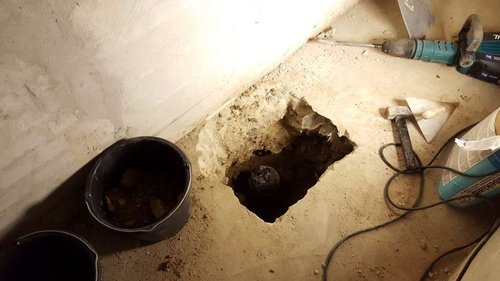 Vi fik en lille overraskelse. En rotte havde gnavet hul i kloakken/afløbet, så det måtte skiftes.