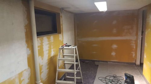 Rummet efter gulvklinkerne er lagt og efter der er spartlet på væggene. Der er klar til maling.