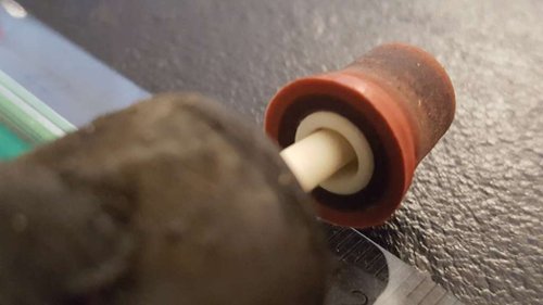 Akslen er så slidt, så der er tydligt slup i lejet.jpg (34.93 KiB) Vist 32542 gange Dér hvor akslen går ind i lejet, er der et tydeligt "slup", så den har siddet og raslet rundt nede i lejet. I grunden imponerende at den ikke er knækket. Det er ret meget materiale der er slebet væk, så den er ret tynd på sine steder.