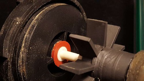 Ingen, eller meget mindre slup i den anden ende.jpg (51.36 KiB) Vist 32542 gange Der er stort set ingen "slup" i den anden ende af akslen. Her sidder den som den skal i lejet.