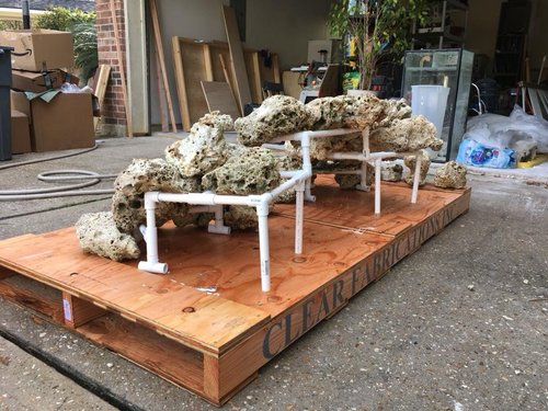 Pvc konstruktionen med sten set bagfra. Masser af plads til frit flow.