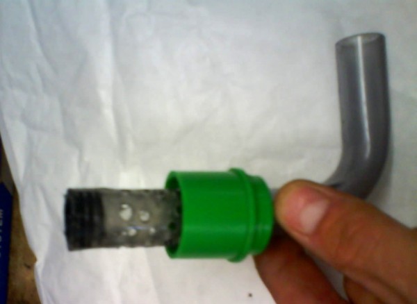 studs med huller 1.jpg (71.29 KiB) Vist 1072 gange Der er sat en "prop" i toppen af slange-stumpen, og der er boret små huller i slangen, så fosfat absorberen ikke kan løbe retur.