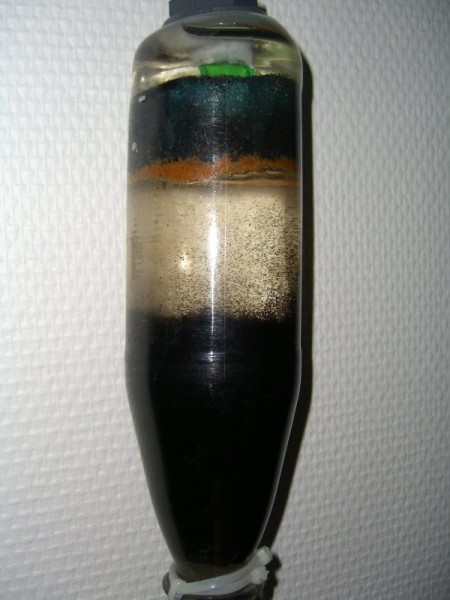 fosfat filter 1.jpg (74.64 KiB) Vist 1072 gange Der er skubbet en tilpasset (håndlavet og hånd-udskåret :D blå filtersvamp op i flasken, for at filtermaterialet ikke skal kunne fise ud i akvariet. Her kan man se at overfladen af RowaPhosén ligger og "nulrer" rundt, hvilket vel må betyde at gennemstrømningen fra min efterhånden gamle Project Powerhead (1000 L/Timen) fungerer optimalt.