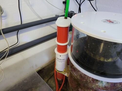 Det hjalp at puste i den tykke røde slange. Det læsnede den prop der var.