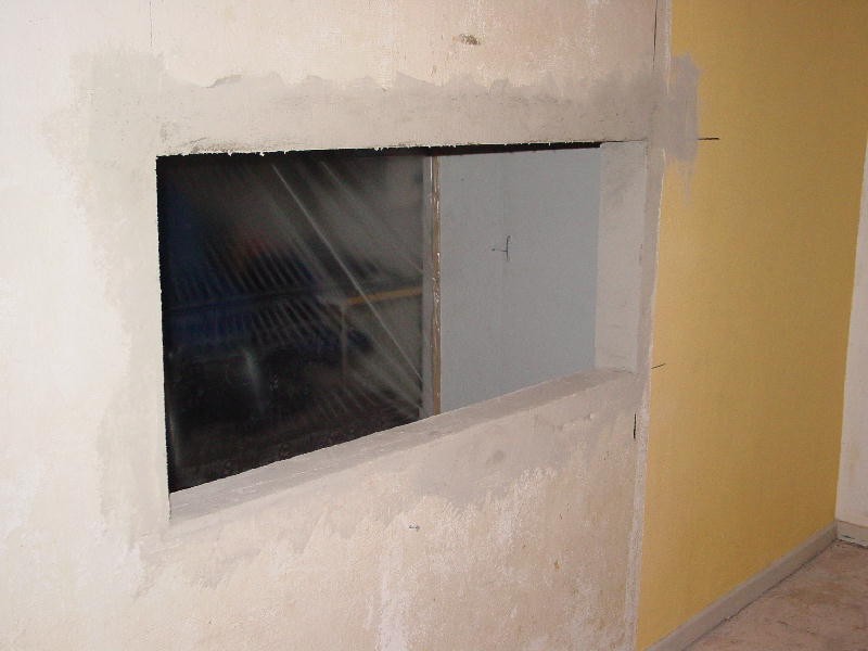 Hul i mur.jpg