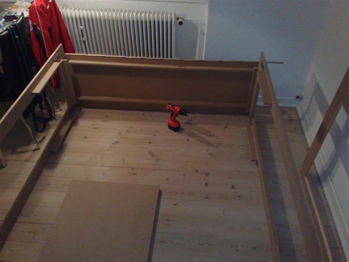 Samling af skabet. (topplade + sideplader)