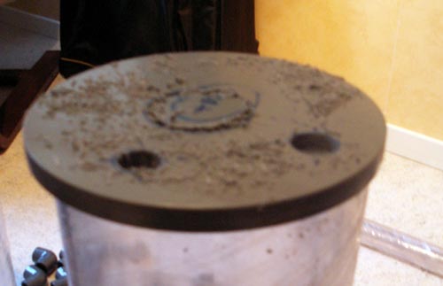 Började med att göra upp ett hål på 51mm så att anslutningen kan sitta där i