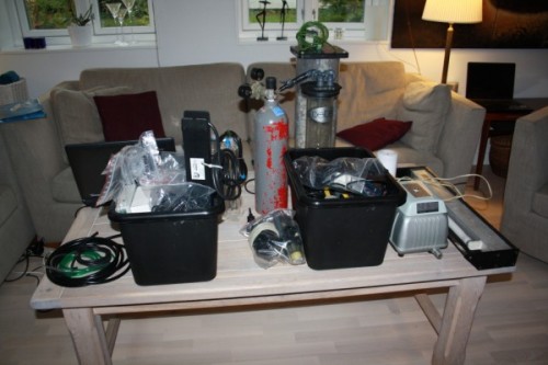 At det udstyr der skal stoppes ind under tanken..