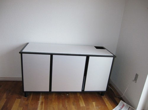 Jeg har fået lavet en plade, som dækker HELE bordet - mangler bare at male kanten rundt.