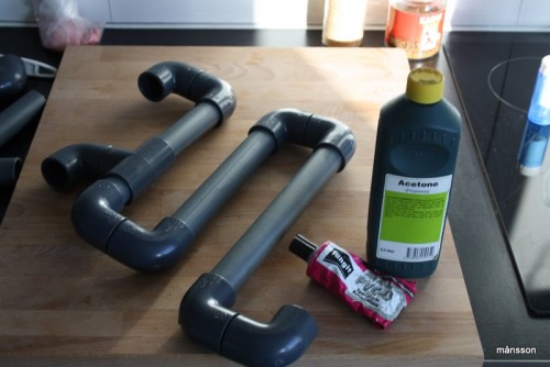 Jeg har lige sat det sammen uden lim for at se om jeg havde fået savet det i ok mål, det passede i første hug, hvilket var godt da de 2 meter rør hurtig løber ud i sådan et projekt!