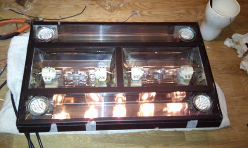 IMAG0334.jpg (125.62 KiB) Vist 1437 gange så sku de sidste ting monteres. de reflektore som sad til t5´erne, klippede jeg til i længden så de ku sidde mellem led natlyset. med hnblik på at klemme to stk pl 24w ned i. acrylglassene blev lige ledes monteret. dog med den lille ændring, at jeg måtte bore huller i til natlyset. da led pærene sad 5 mm for højt til at det ku køre hen over.