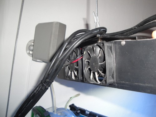 DSC01027.jpg (91.76 KiB) Vist 1597 gange efter at ha prøvekørt lampen et par dage, måtte jeg montere to stk 60x60 mm pc blæsere i enden af lampen. uden blæser blev amaturet så varmt at man ikke ku røre det uden at brænde sig. jeg satte en fartregulator på, så jeg ku justere dem ned så de kun lige køler det de skal og 100% lydløse.