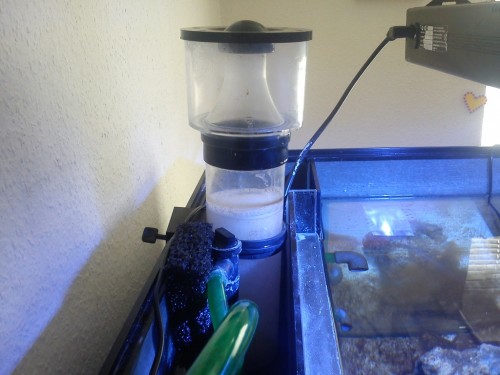 Har ikke navnet på skummeren men den tager luft ind med pumpen