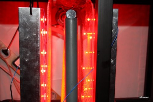 lampe: på hver side er der 10 3W røde led.