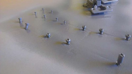 IMAG0144.jpg (16.5 KiB) Vist 5122 gange Skruer og beslag til skabet og låger var lidt rustne, de fik en gang slibning og kold galvanisering samt en gang sort dækfarve.