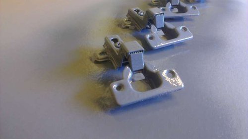 IMAG0145.jpg (19.16 KiB) Vist 5122 gange Skruer og beslag til skabet og låger var lidt rustne, de fik en gang slibning og kold galvanisering samt en gang sort dækfarve.