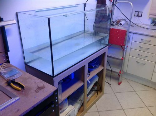 Her er &quot;tank stationen&quot;. Og så fik jeg også lidt mere hylde plads i form af underskabet.