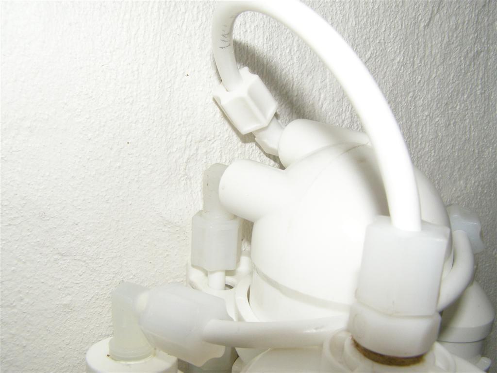 studsen til venstre på membranhuset er affaldsvandet og den anden er osmosevandet.