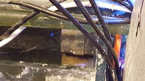 Billedet er ikke super. Der er masser af saltsprøjt, men du skulle kunne se gennemføringerne. De sidder oven over hinanden.