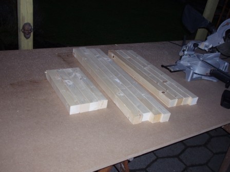 12stk 55mmx55mm stolper skåret, 4 stolper til ben, 4 til bredden og 4 til dybden af bordet..