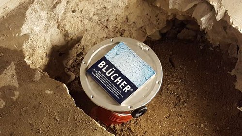 Samme afløb i nærbillede. Studsen under selve risten er til vandskifte systemet. Den bliver monteret permanent med rør til den ene sump.