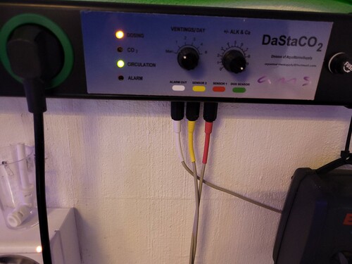 Alarm output på intergra controlleren. HAr tit spekuleret over, hvad det skulle bruges til. Det er den hvide ledning.