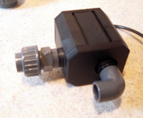 Pumpen är en AquaBee 2000/1 som jag fick nypa av struten på den anslutning som man skruvar in i pumpen för att 90graders böjen skulle få plats. Denna böj slipade jag ut lite med en dremmel sliprulle så var det bara att sätta på anslutningen på pumpen<br />det