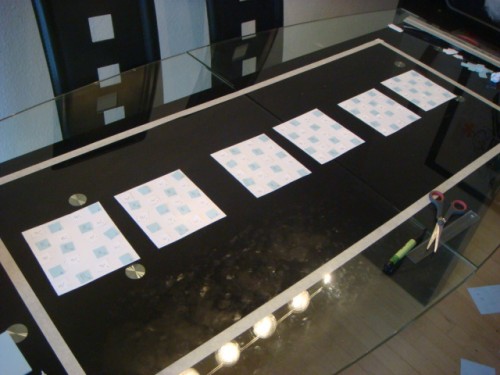 De 6 plader. Tapen er en simulering af akvariets kanter